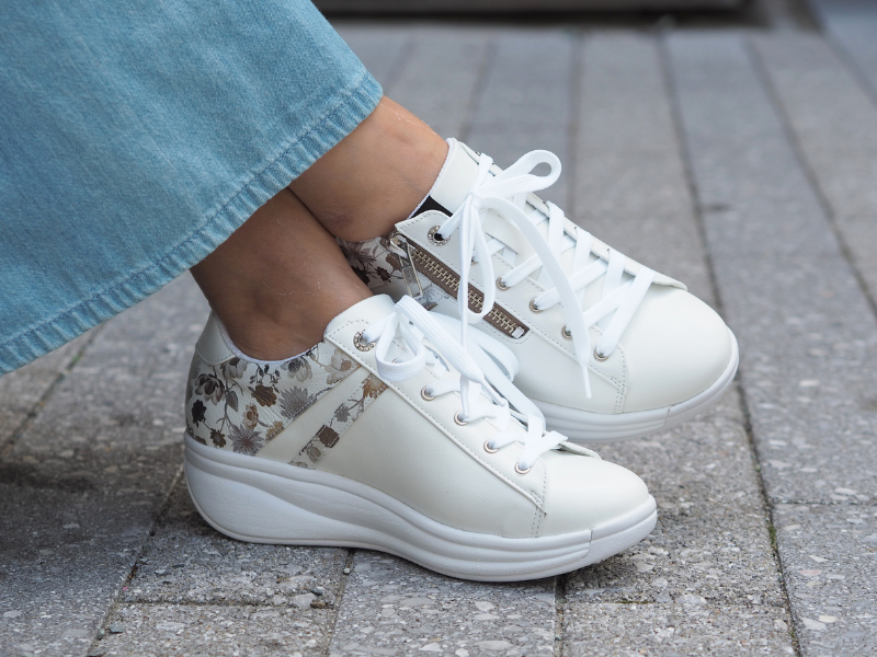 S-501シロ/ゴールド柄