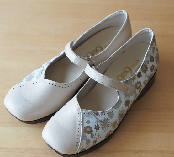 型番 1059ベージュメタリック/ゴールド柄