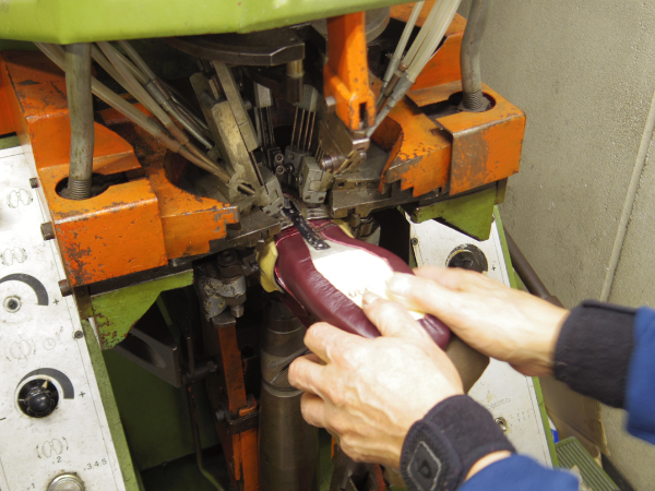 靴職人の作業風景