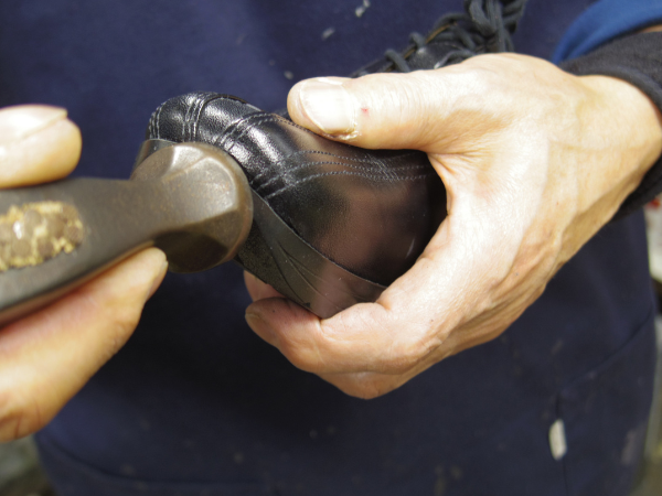 靴職人の作業風景