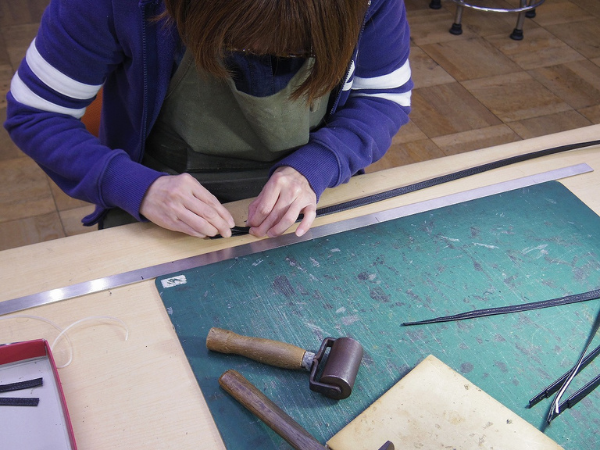 靴職人の作業風景