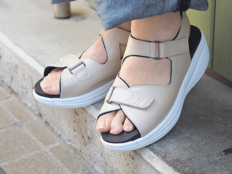 メージュグレイメタリック